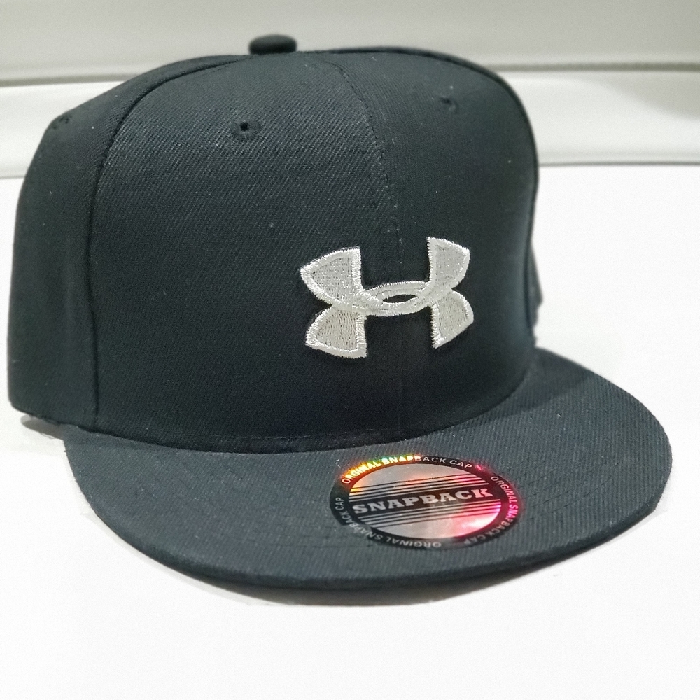 BLACK & WHITE UNDER ARMOUR HAT
